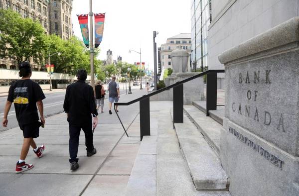 Los peatones pasan frente al Banco de Canadá en Ottawa, Ontario, Canadá.