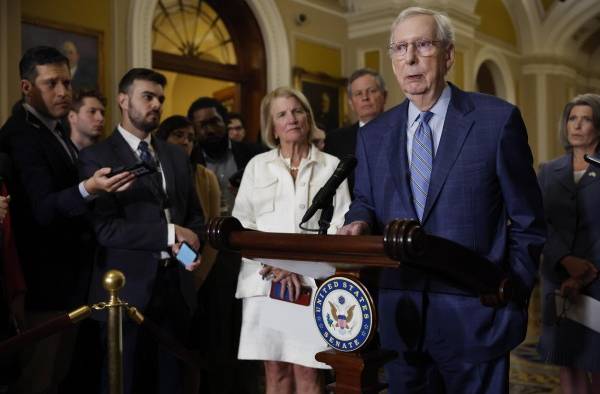 McConnell, de 81 años, interrumpió una oración y permaneció callado e inmóvil frente al micrófono.