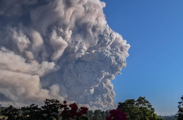 Espectacular columna de cenizas del volcán Sinabung