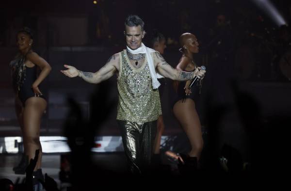 El artista británico Robbie Williams, durante su actuación en el Gozo festival, en la que también intervinieron Hombres G e Iván Ferreiro, esta noche en el Gozo Festival, en Santiago de Compostela.