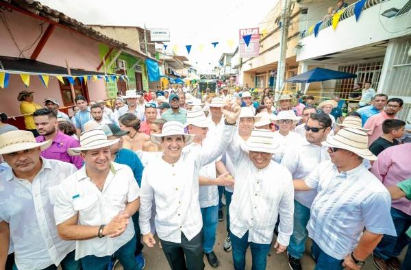 Rómulo Roux, candidato a presidente de CD (c-i) alzando el brazo junto a José Blandón, del Panameñismo (c-d).