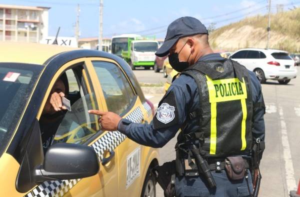 Imagen de archivo donde se muestra a un agente de la Policía Nacional en un retén.