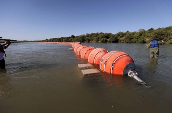 Imagen de archivo de la colocación de boyas en el Río Grande en Eagle Pass, Texas, Estados Unidos.