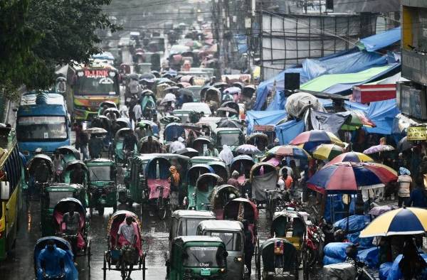 Los vehículos avanzan por una carretera muy transitada durante una lluvia en Dhaka, Bangladesh, el 9 de junio de 2023.