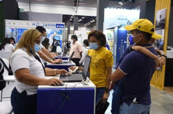 Durante la feria, las personas pudieron realizar los trámites para adquirir su vivienda.