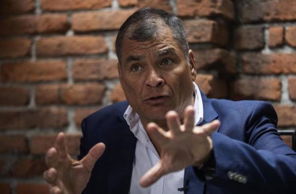 El ex presidente de Ecuador, Rafael Correa, habla durante una entrevista con EFE, el 15 de agosto de 2023, en la Ciudad de México.