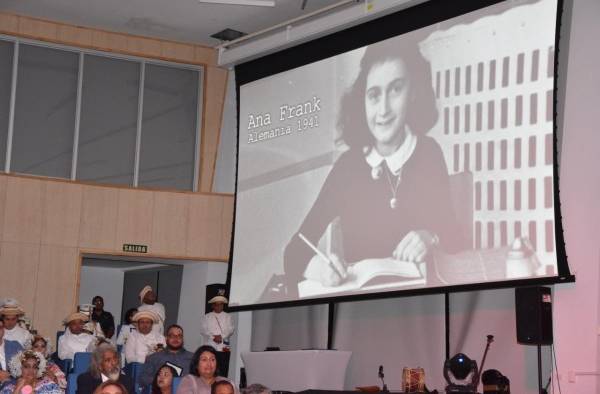 Ana Frank fue una niña alemana con ascendencia judía mundialmente conocida gracias al Diario de Ana Frank, en el cual contó lo vivido en el holocausto.