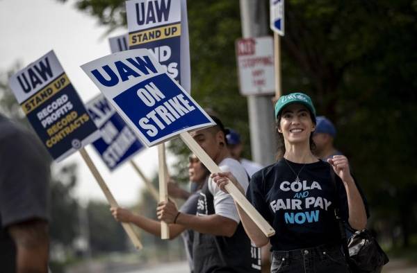 El sindicato United Auto Workers (UAW) advirtió este jueves a Toyota de que su principal objetivo ahora, tras conseguir concesiones récord de General Motors (GM), Ford y Stellantis, es sindicar a los trabajadores del fabricante japonés en Estados Unidos para mejorar sus condiciones laborales. Fotografía de archivo.