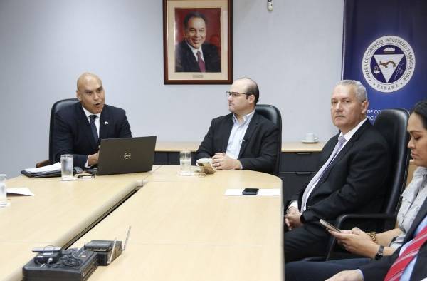 Domingo E. Barrios W., de TMG (izq.); Adolfo Fábrega García de Paredes, presidente de la CCIAP (centro) y Manuel Ferreira, asuntos económicos de la CCIAP (der.).