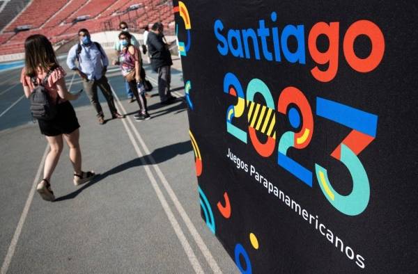 Fotografía de archivo de personas observando el cartel de los Juegos Panamericanos y Parapanamericanos de 2023, el 3 de febrero de 2022, en Santiago (Chile).