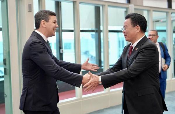 El presidente electo de Paraguay, Santiago Peña (i), saludando al ministro de Relaciones Exteriores de Taiwán, Joseph Wu (d).