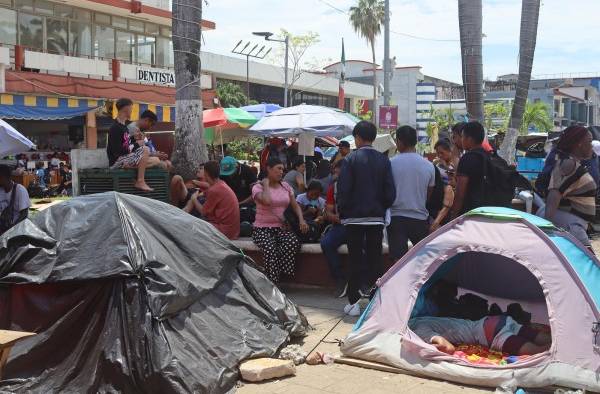 Migrantes permanecen hoy, en espera de regularizar su documentación en el municipio de Tapachula en el estado de Chiapas (México).