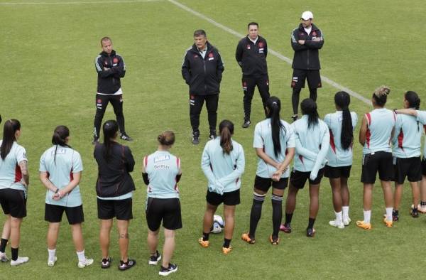 El entrenador de la Selección Colombia de Fútbol Nelson Abadía (c) participa de una jornada de entreno en Bogotá (Colombia).