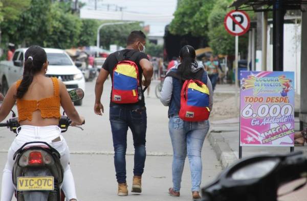 Grupos de migrantes venezolanos recorren las calles de Arauquita, en la frontera de Colombia con Venezuela, en una fotografía de archivo.