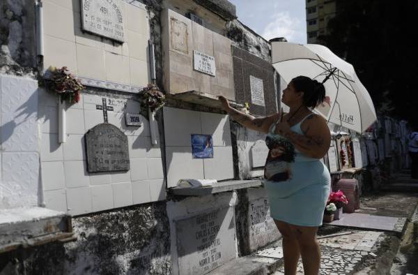 Flores y dolientes en los cementerios de Panamá por el Día de los Difuntos