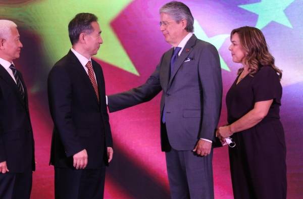 Fotografía de archivo, tomada el pasado 14 de diciembre, en la que se registró al presidente de Ecuador, Guillermo Lasso (c-d), al saludar al presidente del Consejo Chino para el Fomento del Comercio Internacional, Ren Hongbin (c-i), junto al embajador de China en Ecuador, Chen Guoyou (i), y a la primera dama de Ecuador, María de Lourdes Alcívar de Lasso, en Guayaquil (Ecuador).