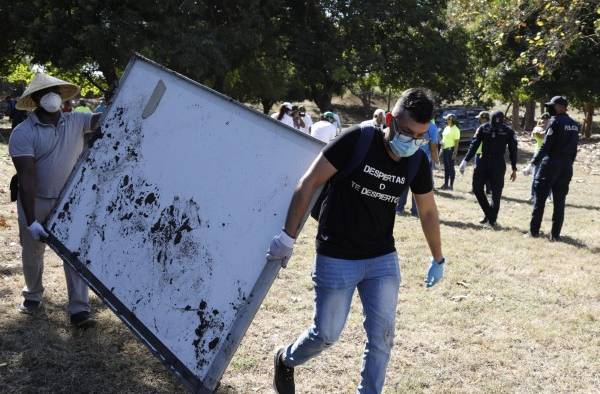 Entre los desechos encontrados están artículos de oficina como tableros