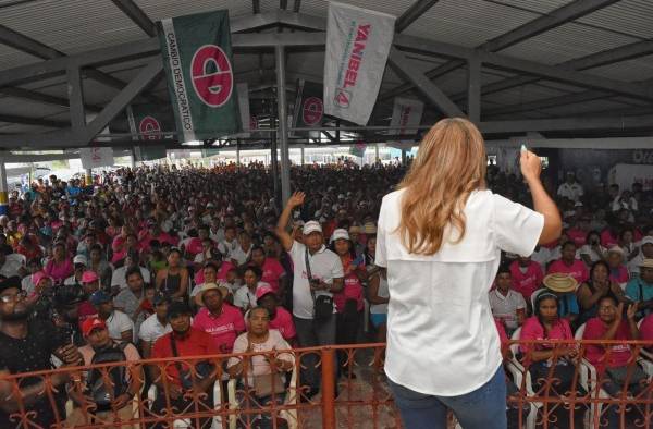 Yanibel Ábrego, precandidata a la presidencia del partido Cambio Democrático en una reunión multitudinaria en Coclé.