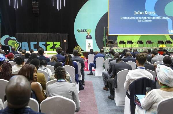 El enviado presidencial especial de Estados Unidos para el clima, John Kerry, habla durante la ceremonia inaugural de la Cumbre Africana sobre el Clima (ACS23).