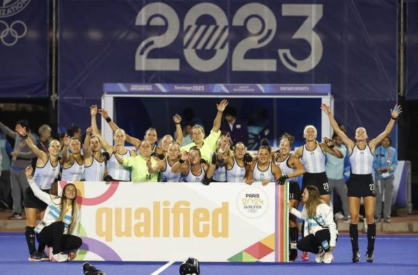 Jugadoras de Argentina posan con la medalla de oro y un aviso de clasificadas para los Juegos Olímpicos 2024 tras la final de hockey sobre hierba femenino hoy, durante los Juegos Panamericanos.