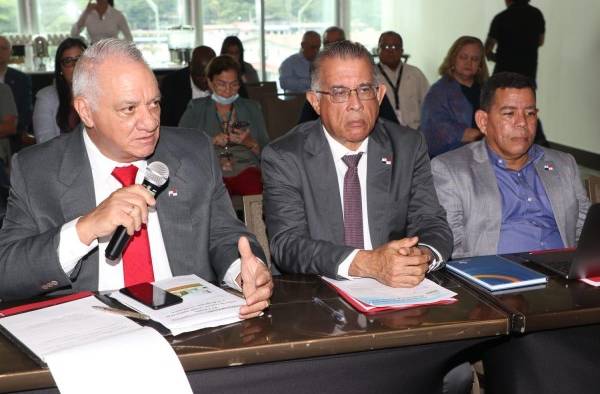 Carlos Salcedo, consejero para Asuntos Agropecuarios (i); Augusto Valderrama, titular del MIDA (c), y José Bernardo González, director de Desarrollo Rural del MIDA (d).