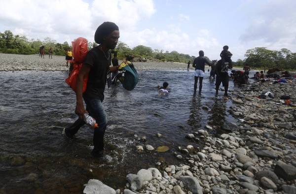 Migrantes persiguen sus sueños en medio de la mortífera pandemia de la covid-19