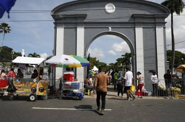 Flores y dolientes en los cementerios de Panamá por el Día de los Difuntos