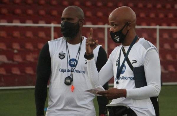 E ex jugador de fútbol panameño Julio César Dely Valdés (d) junto a su asistente técnico Felipe Baloy (i) en una imagen de archivo.