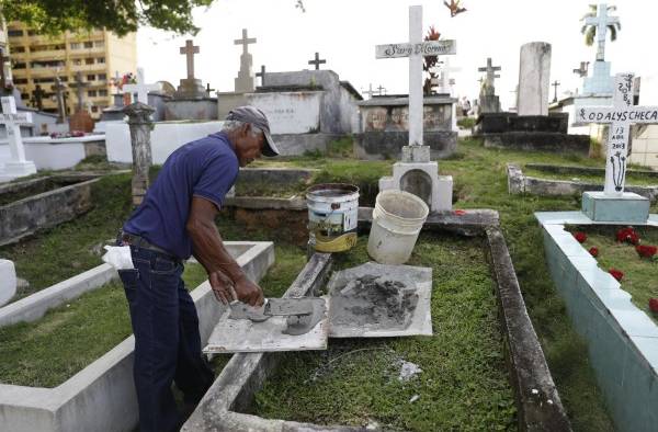 Flores y dolientes en los cementerios de Panamá por el Día de los Difuntos