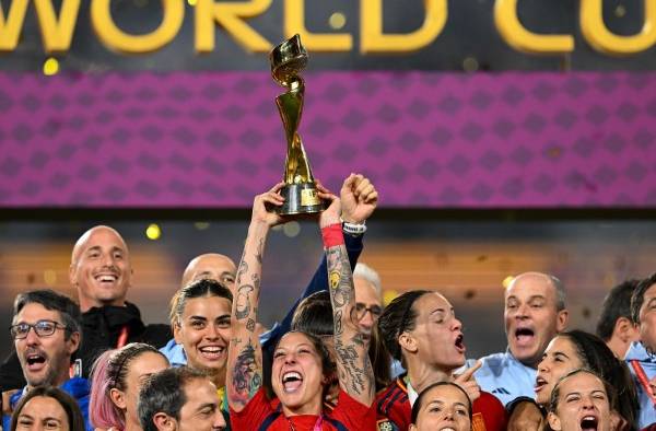 La futbolista Jennifer Hermoso levantando la Copa Mundial Femenina de la FIFA.