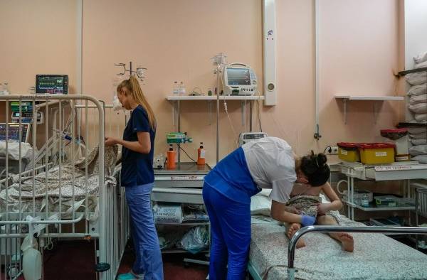 Niños son atendidos en una habitación protegida por sacos de arena en hospital de Ucrania