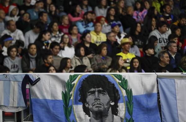 Bandera de Argentina con la imagen de Diego Armando Maradona.