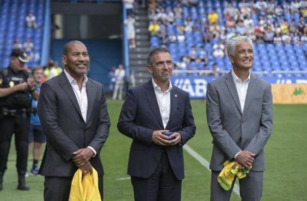 En el estadio de Riazor homenajean a dos mitos brasileños a Mauro Silva (i) y a Bebeto (d), acompañados por el presidente del Deportivo de A Coruña Álvaro García Diéguez (c).