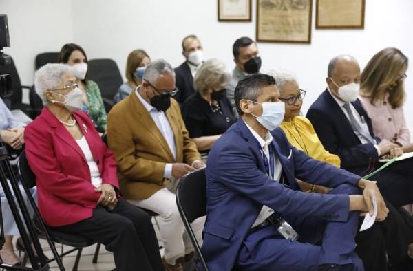 Asistentes al homenaje de la periodista López.