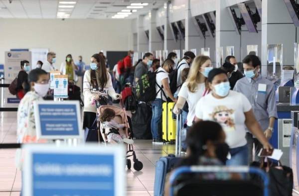 Pasajeros en tránsito en el Aeropuerto Internacional de Tocumen.