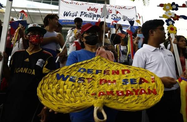 Varias decenas de personas se manifestaron con pancartas frente al consulado chino en Manila.