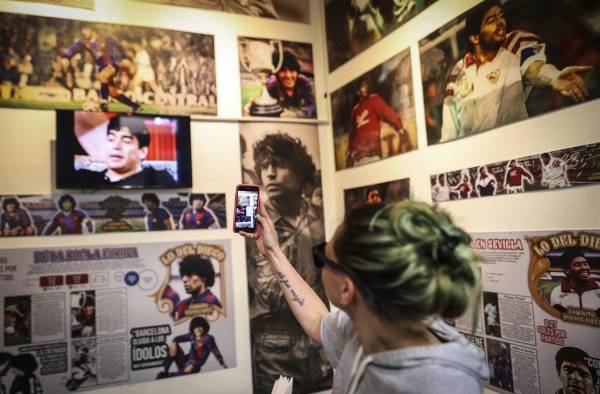 Una mujer toma fotografías en un bar temático de Maradona, el 21 de octubre de 2022, en el barrio de la Boca, en Buenos Aires (Argentina).