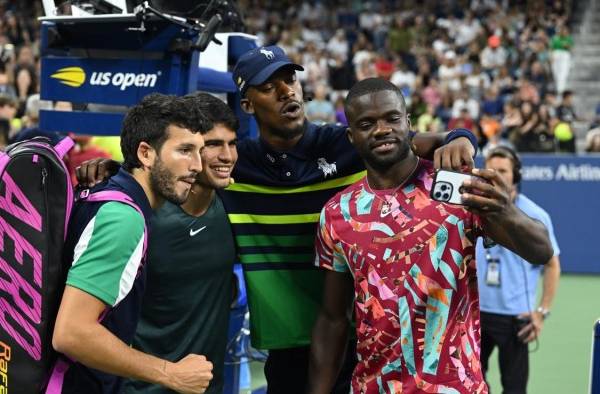 De izda. a dcha. Sebastián Yatra, Carlos Alcaraz, Jimmy Butler y Frances Tiafoe, tras la exhibición Stars of the Open.