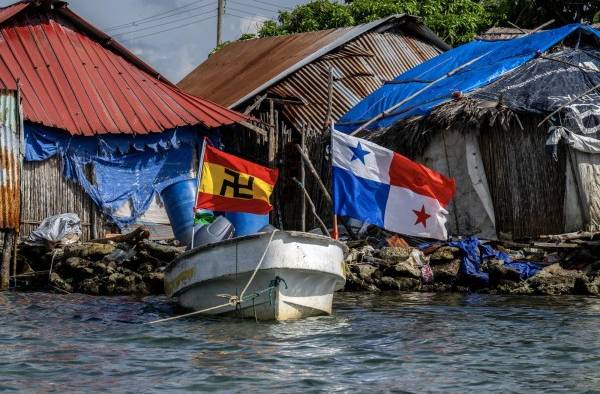 Un barco con las banderas de Panamá (R) y Guna Yala se ve en la isla de Carti Sugtupu, en la Comarca Indígena Guna Yala, Panamá, en el Mar Caribe.