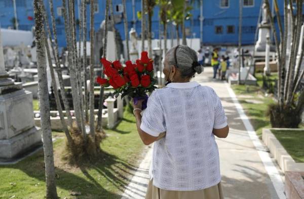 Flores y dolientes en los cementerios de Panamá por el Día de los Difuntos