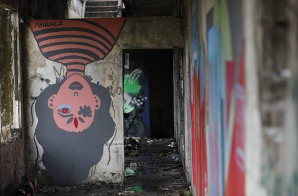 Arte da vida a edificios abandonados en Amador