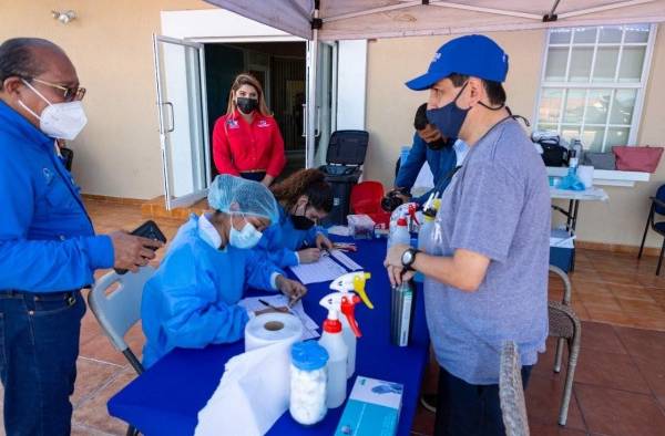 Personal de salud se prepara para vacunar contra la covid-19 a personal de la gente de mar.