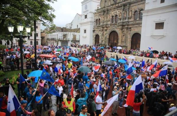 Varios grupos se reúnen en el Casco Antiguo para mostrar su rechazo a la minería.