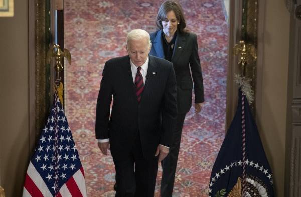 El presidente de Estados Unidos, Joe Biden (al frente), fue registrado este martes, antes de ofrecer una declaración pública, junto a su vicepresidenta, Kamala Harris