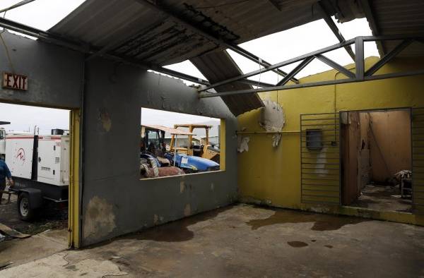 Fotografía fechada el 16 de septiembre que muestra un edificio destrozado por el huracán María en el municipio de Yabucoa, Puerto Rico.