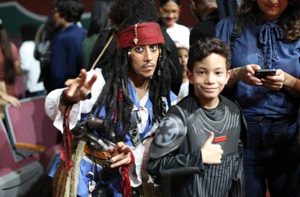 Una persona disfrazada como Jack Sparrow, durante el concierto