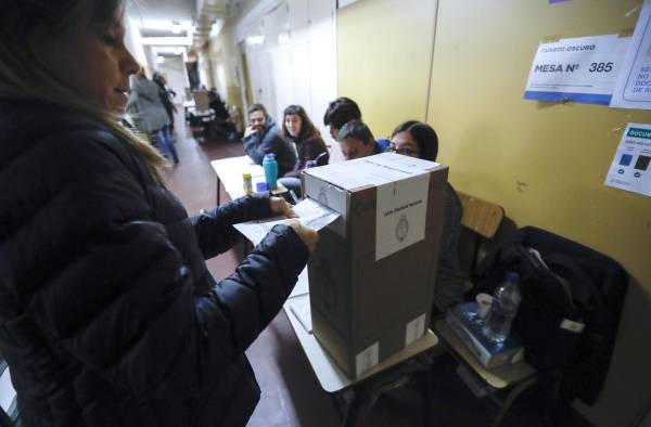 Fotografía de archivo de una mujer ejerciendo su derecho al voto en Buenos Aires (Argentina).