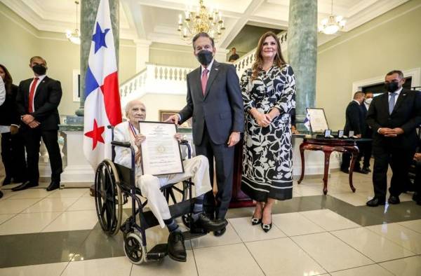 Cortizo entregó el reconocimiento al escritor Álvaro Menéndez Franco.