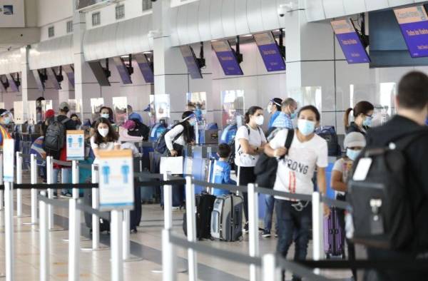 Pasajeros en el Aeropuerto Internacional de Tocumen.