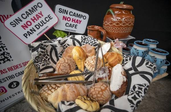 Fotografía que muestra una canasta con pan de dulce durante una conferencia de prensa para presentar la iniciativa Por Nuestro Campo, hoy en la Ciudad de México (México).